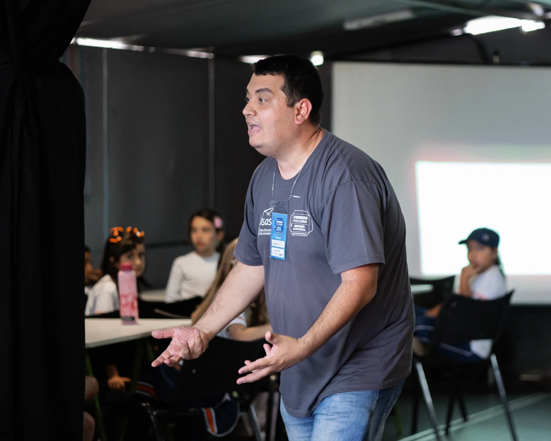 Educador conduzindo atividade do Projeto Conhecer Para Cuidar com estudantes
