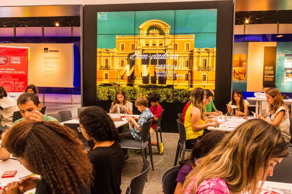 Educadores e estudantes em atividade durante o Projeto Conhecer Para Cuidar