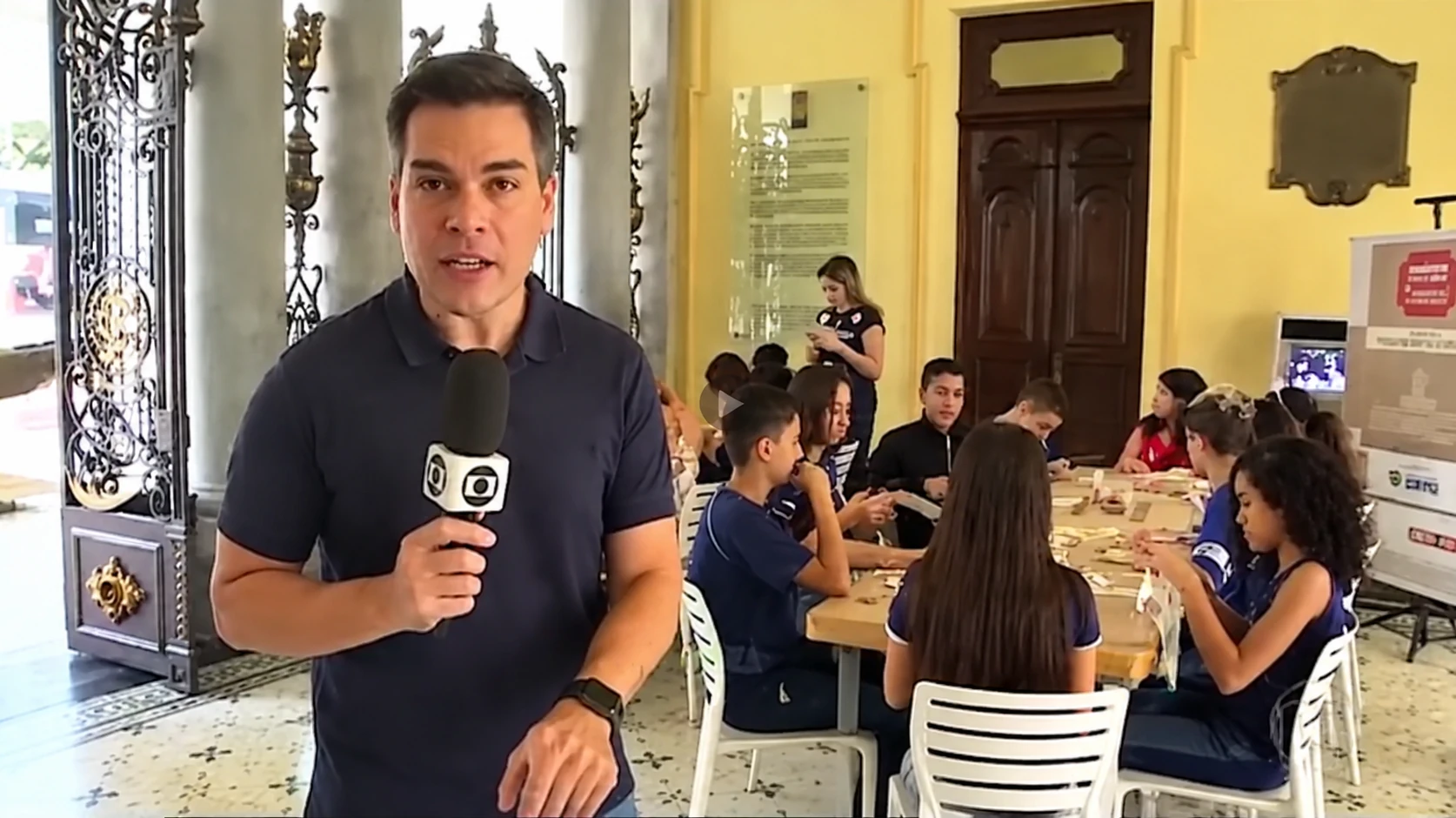 Repórter da Rede Globo entrevistando durante o Projeto Conhecer Para Cuidar no Museu da Inconfidência